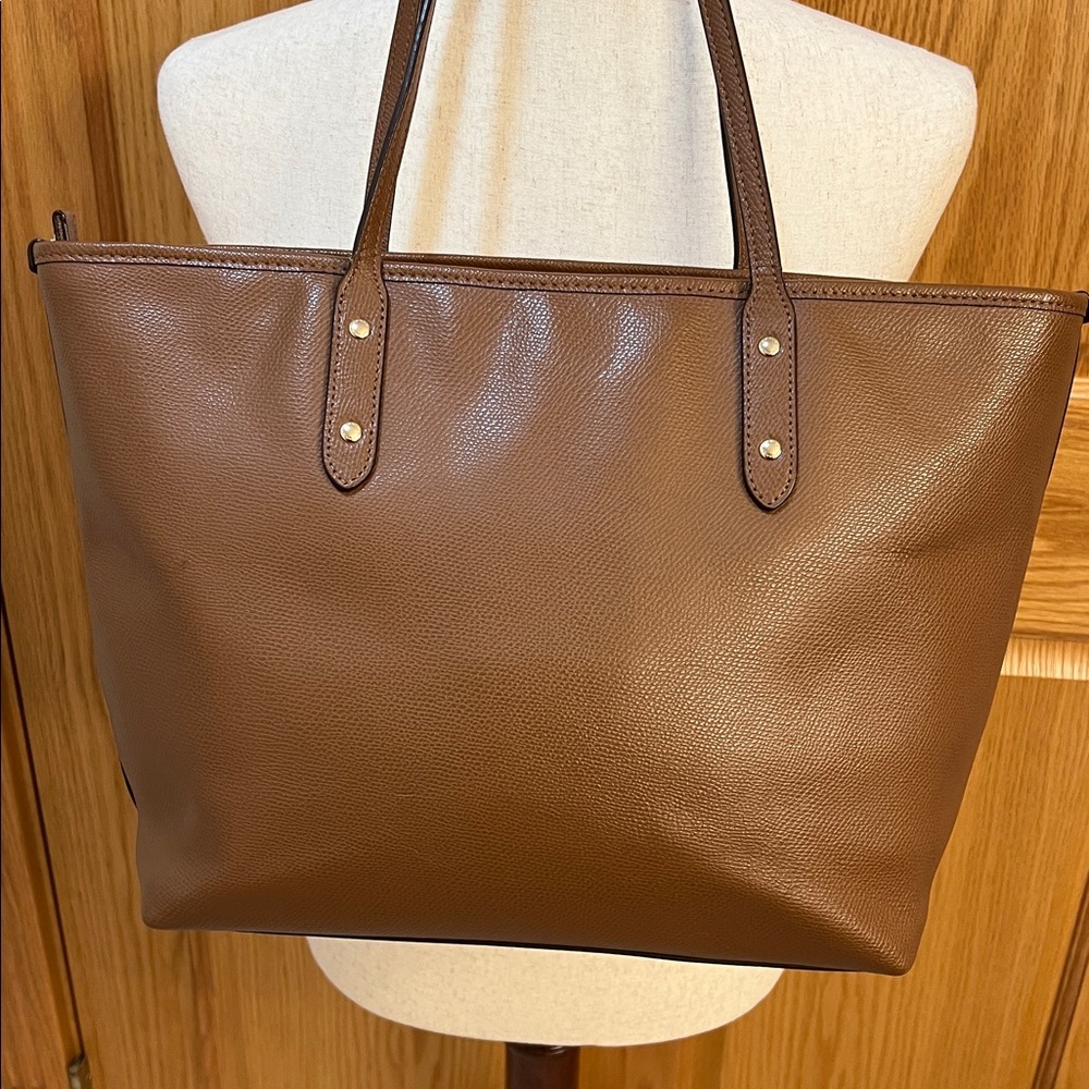 Like New Coach Brown Pebble Leather Shoulder Bag w/ Gold Accents and Zip Closure - Picture 5 of 11